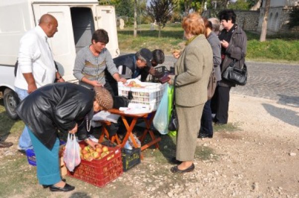 Producătorii din Constanţa îşi vând legumele şi fructele la mânăstiri, fiindcă în pieţe n-au loc